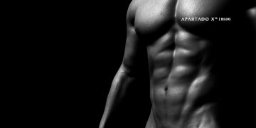 homem musculado nu