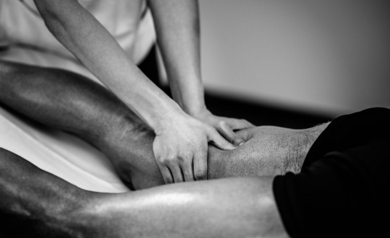 mulher a massajar entre as pernas do homem