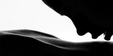 silhueta rosto da mulher a beijar outro corpo
