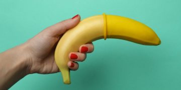 banana na mão com presevativo
