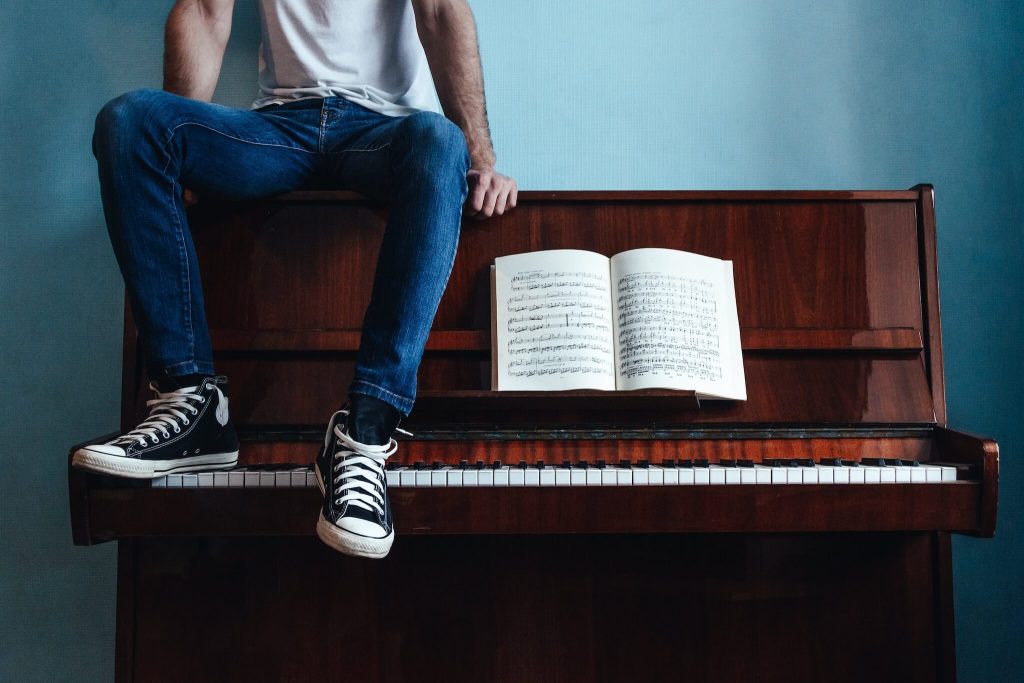 Estilo Masculino para um Encontro Casual ou num Café