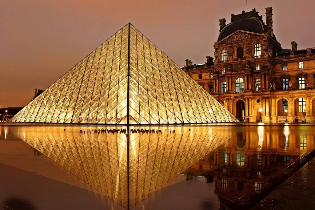 pirâmide do Louvre em Paris