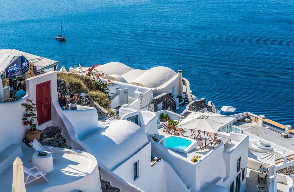 casas brancas à beira mar em Santorini, na Grécia