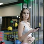 Mulher com telemóvel na mão a responder a conversas WhatsApp para Encontros