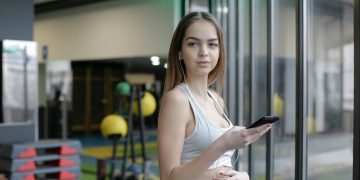 Mulher com telemóvel na mão a responder a conversas WhatsApp para Encontros